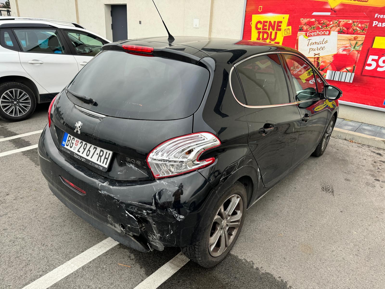 Peugeot 208 oštećenje nakon saobraćajne nezgode